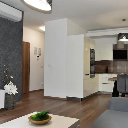 Taban Halifax - Center & Free Parking Appartement Nitra